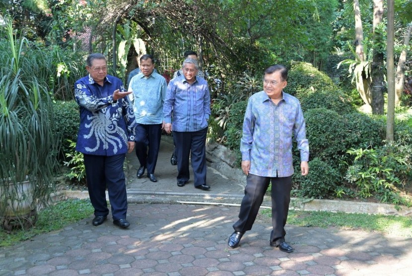 Wakil Presiden RI Jusuf Kalla usai menyambangi Presiden keenam RI Susilo Bambang Yudhoyono (SBY) di kediaman pribadinya di Cikeas, Bogor, Rabu (26/6).