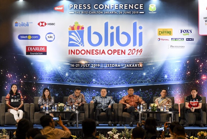 Ketua Umum PP PBSI Wiranto (ketiga kanan) bersama Ketua Panitia Pelaksana Blibli Indonesia Open 2019 Achmad Budiharto (ketiga kiri), Chief Executive Officer Blibli.com Kusumo Martanto (tengah), Kepala Bidang Pembinaan dan Prestasi PP PBSI Susy Susanti (kedua kiri), atlet bulutangkis Indonesia Kevin Sanjaya (kanan) dan Gloria Widjaja (kiri) menggelar konferensi pers jelang Blibli Indonesia Open 2019 di Jakarta, Rabu (26/6/2019). 