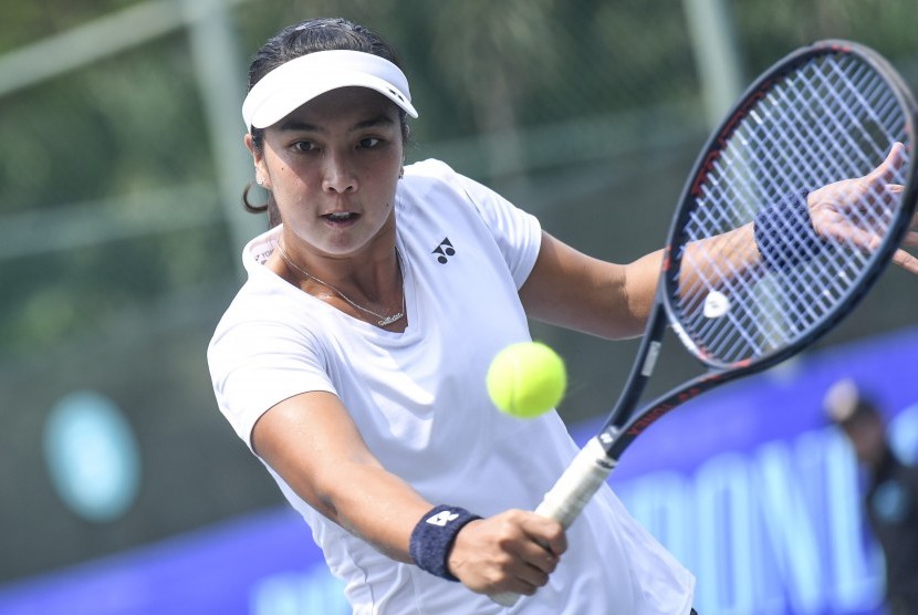 Petenis putri Indonesia Aldila Sutjiadi berusaha mengembalikan bola ke petenis Jepang Ai Yamaguchi pada babak 32 besar Pelti Indonesia W15 Jakarta di lapangan tenis Elite Club Epicentrum, Jakarta, Senin (26/6/2019).