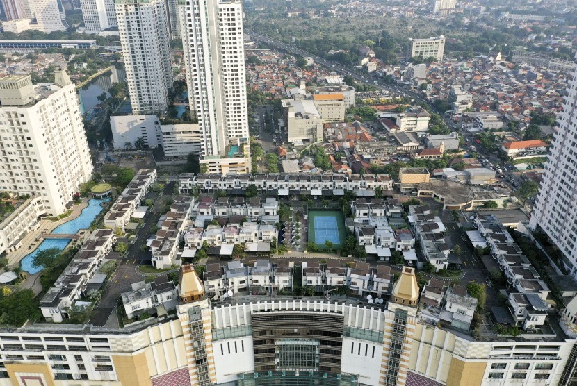 Foto aerial suasana perumahan yang berada di atas mal Thamrin City, Jakarta, Rabu (26/6/2019).