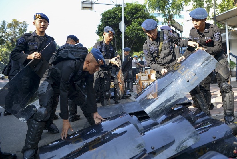 Personel Brimob Polri bersiap melakukan pengamanan di sekitar Gedung Mahkamah Konstitusi (MK), Jakarta, Kamis (27/6/2019)