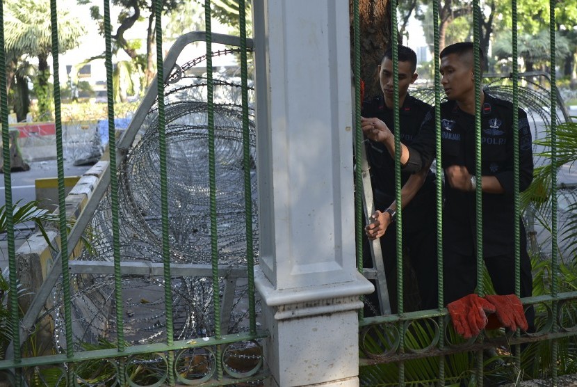 Personel Brimob Polri bersiap melakukan pengamanan di sekitar Gedung Mahkamah Konstitusi (MK), Jakarta, Kamis (27/6/2019)