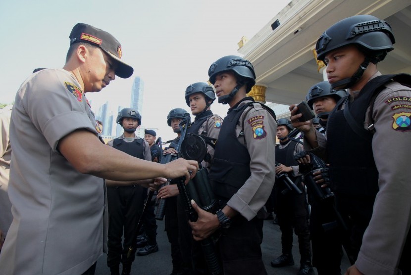 Kapolrestabes Surabaya Kombes Pol Sandi Nugroho (kiri) memeriksa persenjataan anggota polisi di Gedung Negara Grahadi, Surabaya, Jawa Timur, Kamis (27/6/2019).