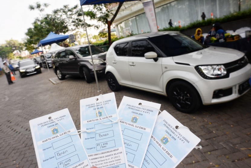 Sejumlah kendaran mengikuti uji emisi kendaraan bermotor di kawasan Jalan RS Fatmawati, Jakarta, Kamis (27/6/2019).