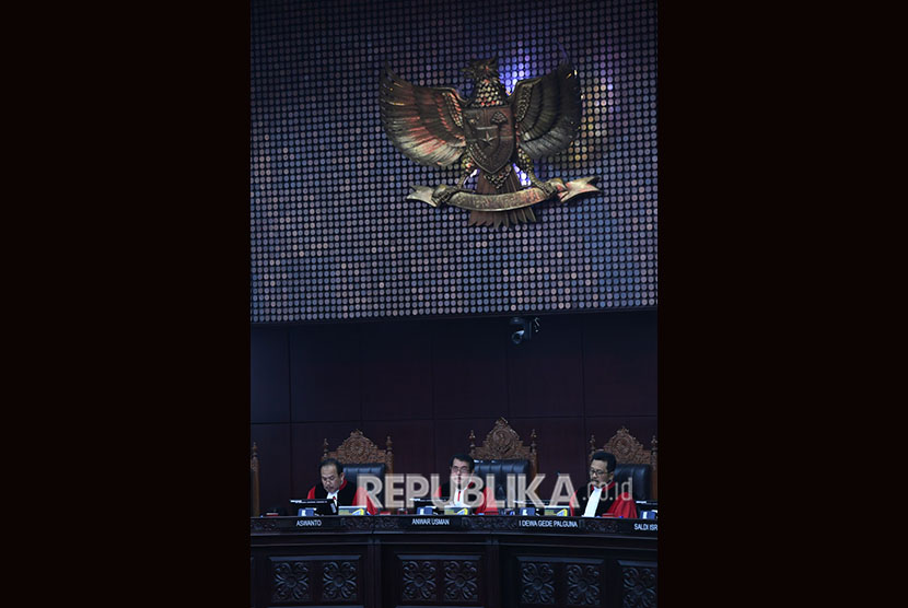 Majelis Hakim MK membacakan putusan sidang Perselisihan Hasil Pemilihan Umum (PHPU) Presiden dan Wakil Presiden 2019 di Gedung Mahkamah Konstitusi, Jakarta, Kamis (27/6/2019).