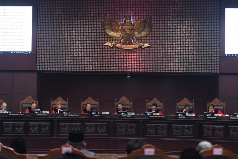 Majelis hakim MK membacakan putusan sidang perselisihan hasil pemilihan umum (PHPU) presiden dan wakil presiden 2019 di gedung Mahkamah Konstitusi, Jakarta, Kamis (27/6).