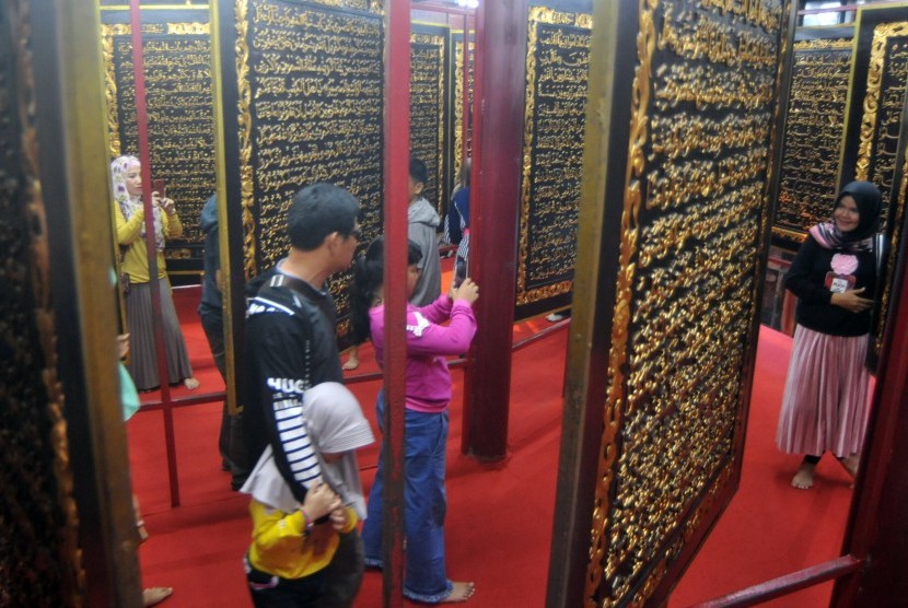 Wisatawan berkunjung ke destinasi wisata halal, Al-Quran Al-Akbar, Palembang, Sumatera Selatan, Kamis (27/6/2019).