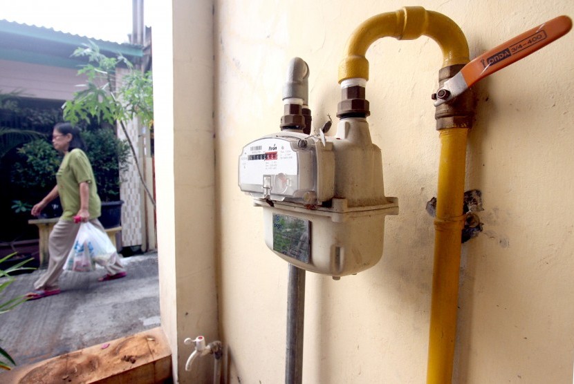 Warga berjalan di samping meteran jaringan gas rumah tangga di kawasan Depok Timur, Kota Depok, Jawa Barat, Kamis (27/6/2019). Pemerintah menjadwal ulang pembanguan jaringan gas bumi untuk rumah tangga (jargas) ke tahun 2021.