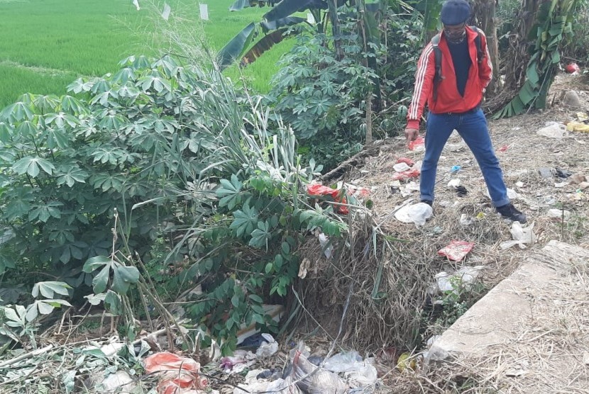 Titik penemuan mayat perempuan dengan kondisi kaki dan tangan tetikat di Kampung Kedaung, Kelurahan Kemuning, Mustikajaya, Kota Bekasi, Kamis (27/6). 