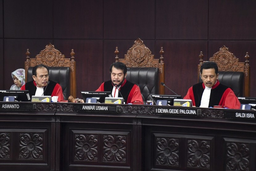 [ilustrasi] Ketua Mahkamah Konstitusi (MK) Anwar Usman (tengah) memimpin sidang di gedung Mahkamah Konstitusi.