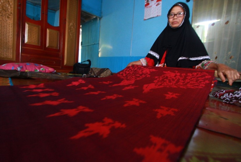 Perajin menyelesaikan pembuatan kain tenun (Ilustrasi)