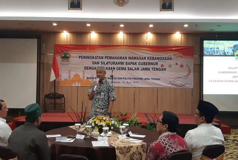 Gubernur Jawa Tengah Ganjar Pranowo saat memberikan sambutan di acara silaturahim dengan para eks narapidana terorisme yang tergabung dalam Yayasan Gema Salam, di Hotel Sala View Solo, Jumat (28/6)
