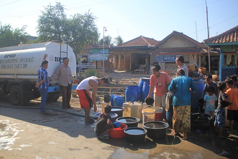 Sejumlah warga antre untuk mendapatkan jatah saat penyaluran air bersih. 