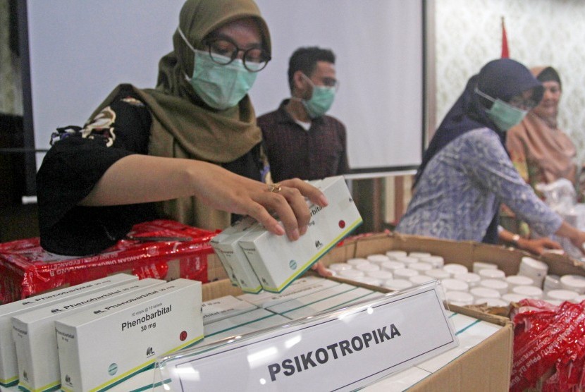 Petugas Balai Besar Pengawasan Obat dan Makanan (BPOM) Padang, memasukkan barang bukti temuan produk obat psikotropika dan obat keras yang diduga ilegal saat jumpa pers di Padang, Sumatera Barat, Jumat (28/6/2019). 
