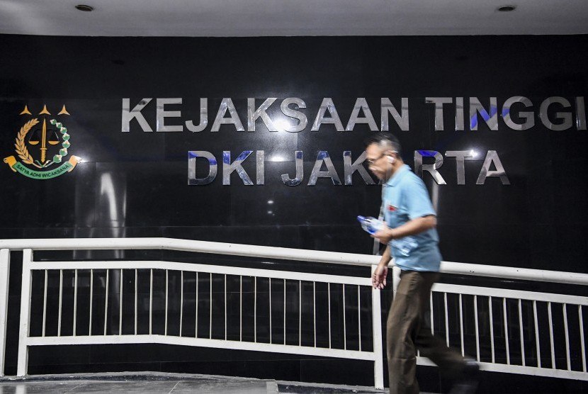 Pegawai melintas di area kantor Kejaksaan Tinggi DKI Jakarta, Jakarta, Jumat (28/6/2019). (Antara/Hafidz Mubarak A)