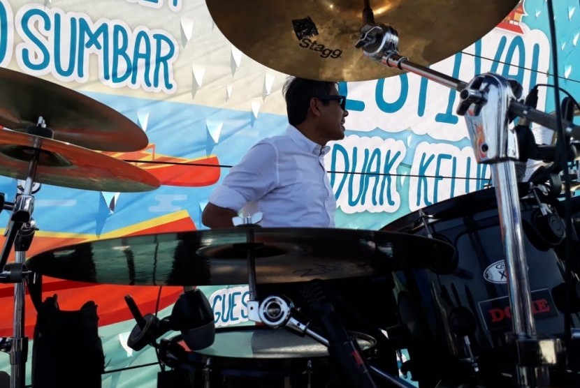 Gubernur Sumatera Barat Irwan Prayitno saat bermain drum bersama IP Band di panggung musik acara Festival Dayung Keluarga di Kota Padang, Sabtu (29/6)