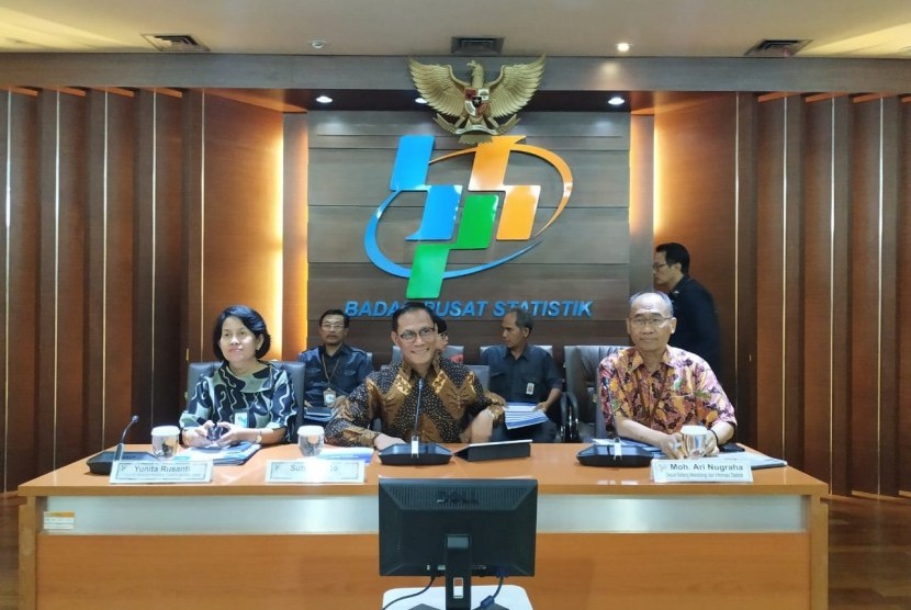 Kepala BPS Suhariyanto (tengah) dalam konferensi pers di kantornya, Jakarta, Senin (1/7).