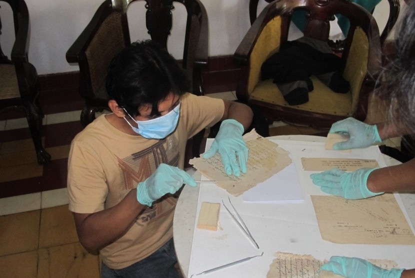 Sekretaris Masyarakat Pernaskahan Nusantara (Manassa) Cabang Cirebon, Nurhata sedang memeriksa manuskrip keagamaan Cirebon.