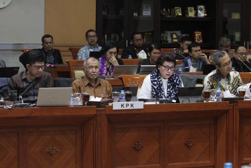 Ketua KPK Agus Rahardjo (kedua kiri), bersama Wakil Ketua KPK, Laode M Syarif (kiri), Basaria Panjaitan (kedua kanan) dan Alexander Marwata (kanan) mengikuti rapat dengar pendapat dengan Komisi III DPR di Kompleks Parlemen, Senayan, Jakarta, Senin (1/7/2019).