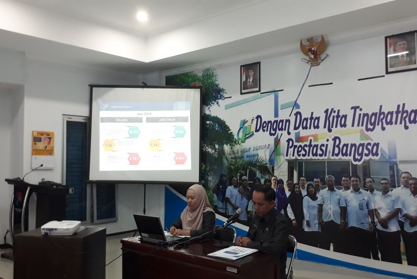 Kepala Badan Pusat Statistik (BPS), Sunaryo (kanan) menjelaskan deflasi  Kota Malang selama Juni 2019 di Kantor BPS, Sukun, Kota Malang, Senin  (1/7). 