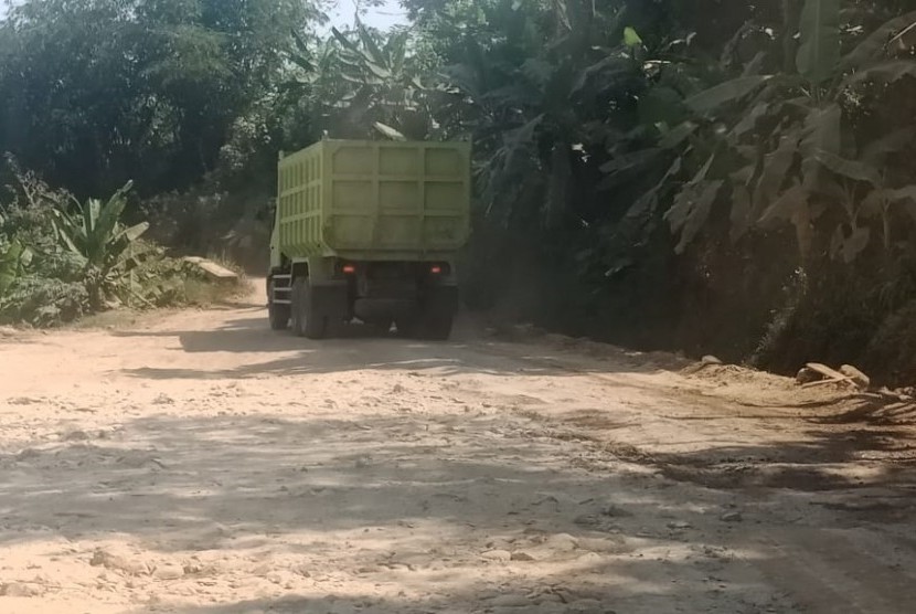 Kondisi jalan kabupaten di Kecamatan Darangdan, Kabupaten Purwakarta, yang rusak terkena imbas proyek KCIC. 