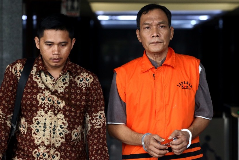 Tersangka kasus dugaan korupsi di Pengadilan Negeri Balikpapan tahun 2018, Kayat berjalan meninggalkan gedung KPK (ilustrasi)