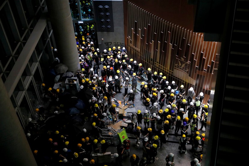  Massa pengunjuk rasa penentang rancangan undang-undang ekstradiksi berhasil masuk ke dalam gedung legislatif Hong Kong, Senin (1/7).