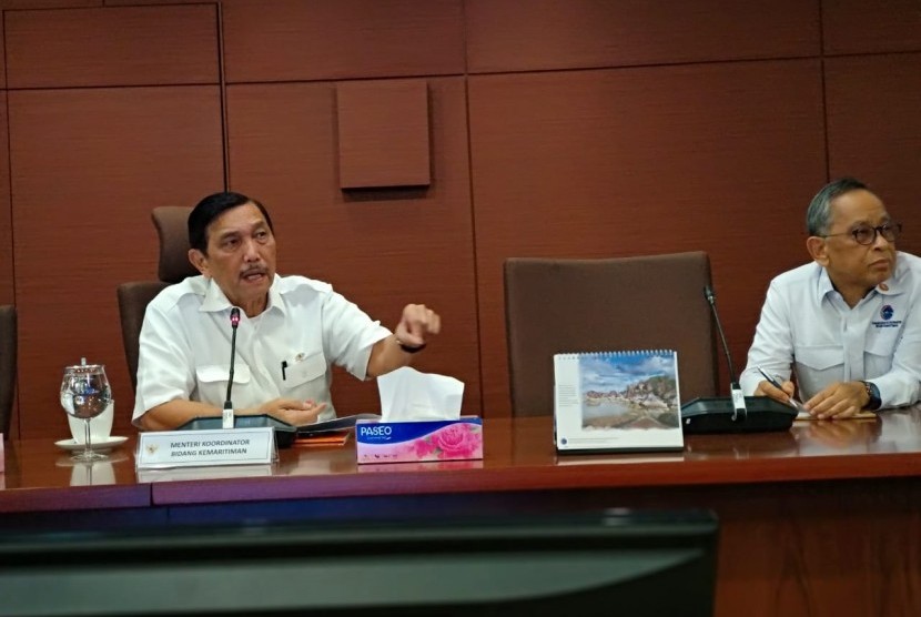 Menteri Koordinator Bidang Maritim dan Investasi Luhut Binsar Pandjaitan (kiri). Luhut menyatakan, pemeritah akan mulai memberlakukan pembatasan kunjungan turis ke Bali. 