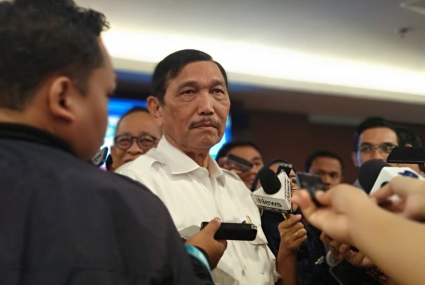 Menteri Koordinator Bidang Kemaritiman Luhut Binsar Pandjaitan menyampaikan beberapa isu dalam acara coffer morning dengan awak media masa di kantornya, Selasa (2/7).