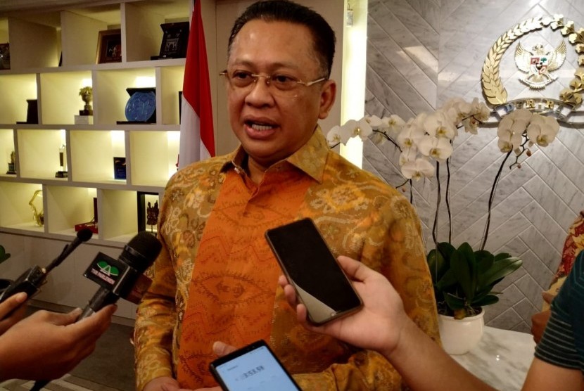 Ketua DPR Bambang Soesatyo menerima kehadiran pengurus Partai Golkar tingkat II kabupaten Riau dan Maluku Tenggara di ruangannya di Kompleks Parlemen Senayan, Jakarta, Selasa (2/7). 