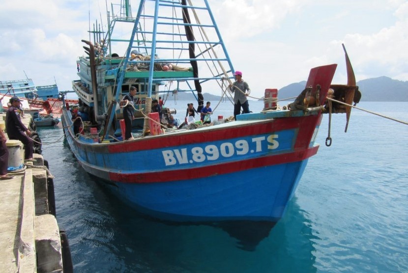 Badan Keamanan Laut (Bakamla) mengamankan satu kapal ilegal asal Vietnam pada Ahad (30/6) di laut Natuna Utara. Kapal tersebut kemudian diserahkan kepada Penyidik Pegawai Negeri Sipil Kementerian Kelautan dan Perikanan pada Senin (1/7) kemarin. 