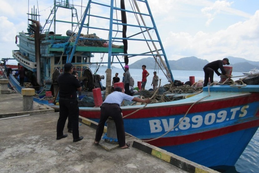 Badan Keamanan Laut (Bakamla) mengamankan satu kapal ilegal asal Vietnam pada Ahad (30/6) di laut Natuna Utara. Kapal tersebut kemudian diserahkan kepada Penyidik Pegawai Negeri Sipil Kementerian Kelautan dan Perikanan pada Senin (1/7) kemarin. 
