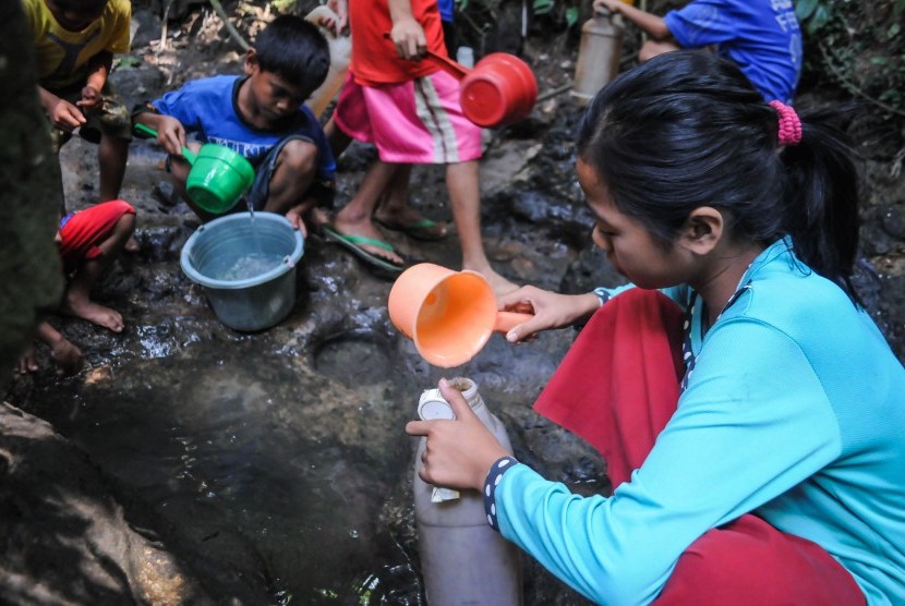 Sejumlah anak mengambil air bersih dari sumur Keramatkasep di Kampung Oteng Pasir, Lebak, Banten, Selasa (2/7/2019). 