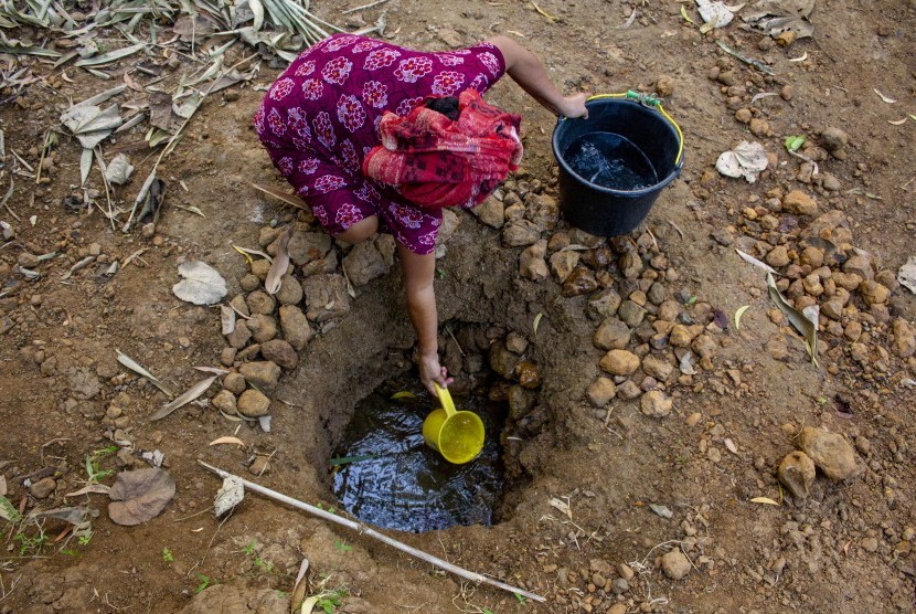 Seorang warga mengambil air dari sumur buatan (ilustrasi)