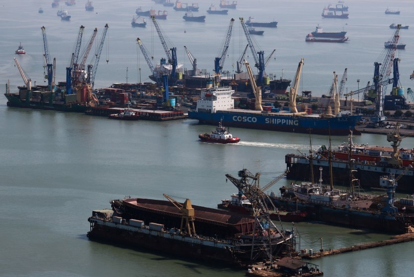 Kapal tunda (tug boat) melintas di perairan Pelabuhan Tanjung Perak Surabaya, Jawa Timur, Selasa (2/7). Badan Pusat Statistik (BPS) Jawa Timur mencatat, ekspor Jatim pada Januari 2020 mengalami peningkatan sebesar 4,24 persen dibandingkan bulan sebelumnya.