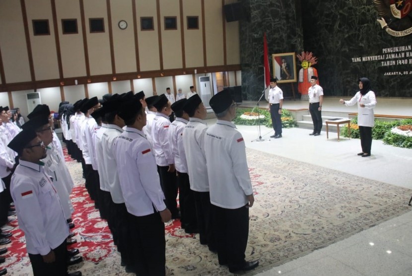 Gubernur DKI Jakarta Anies Rasyid Baswedan mengukuhkan petugas pendamping jamaah haji asal Jakarta di Balai Kota, Jakarta Pusat, Rabu (3/7).