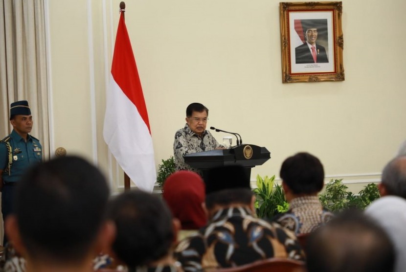 Wakil Presiden Jusuf Kalla saat menyerahkan penghargaan Piala Paritrana jaminan sosial ketenagakerjaan ke Pemerintah daerah di Istana Wakil Presiden, Jakarta, Rabu (3/7).