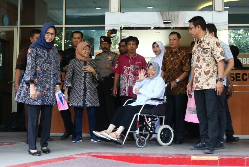 Wali Kota Surabaya Tri Rismaharini melambaikan tangan saat keluar dari Graha Amerta RSUD Dr Soetomo, Surabaya, Jawa Timur, Rabu (3/7/2019).