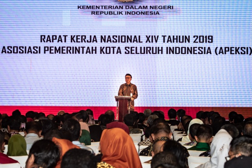 Mendagri Tjahjo Kumolo memberikan paparan saat menjadi pembicara kunci pada pembukaan Rapat Kerja Nasional (Rakernas) XIV Asosiasi Pemerintah Kota Seluruh Indonesia (APEKSI) 2019 di Semarang, Jawa Tengah, Rabu (3/7/2019).