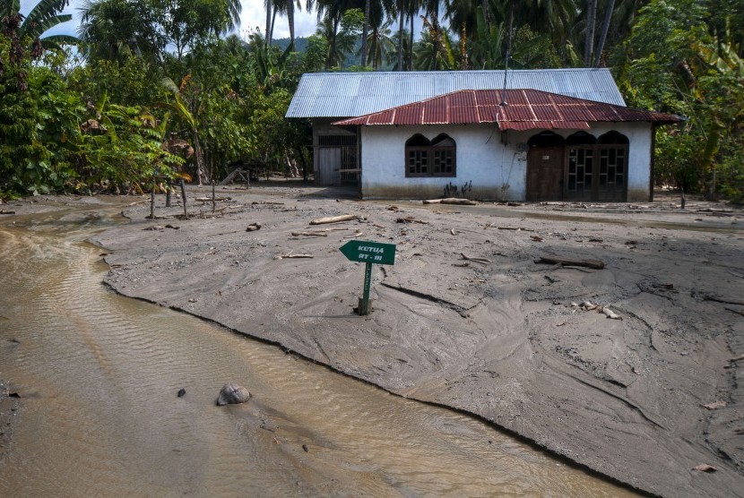 Salah satu rumah yang terbenam lumpur akibat banjir bandang (ilustrasi)