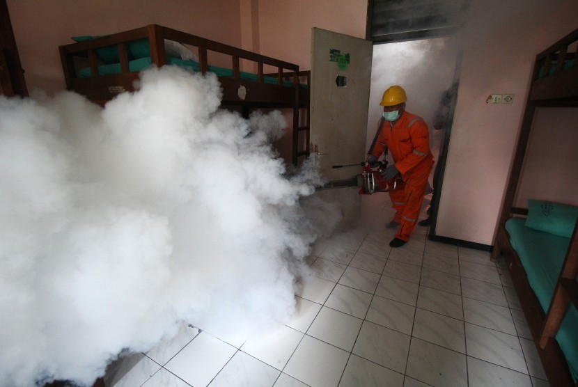 Petugas melakukan pengasapan (fogging) Asrama Haji Embarkasih Surabaya (AHES) Sukolilo, Surabaya, Jawa Timur, Rabu (3/7/2019).