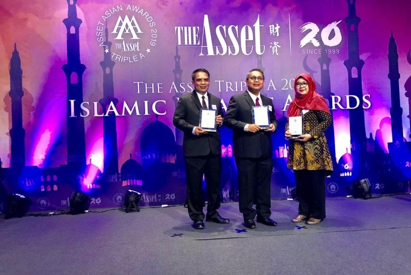 PT Bank Syariah Mandiri Tbk mendapatkan tiga penghargaan bank Islam terbaik saat acara 'The Asset Triple A Islamic Finance Awards' di Kuala Lumpur, Malaysia, Kamis (4/7).