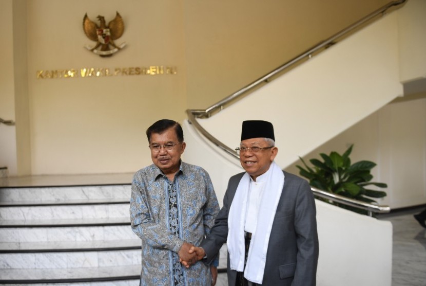 Wakil Presiden Jusuf Kalla (kiri) berjabat tangan dengan Wakil Presiden terpilih KH Ma'ruf Amin (kanan) sebelum melakukan pertemuan di Kantor Wapres, Jakarta, Kamis (4/7/2019). 