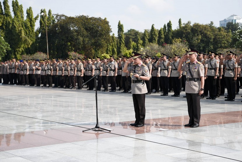 Kapolri Jenderal Pol Tito Karnavian (kiri) menjadi Inspektur Upacara dalam upacara ziarah makam dan tabur bunga di Taman Makam Pahlawan Nasional Utama (TMPNU) Kalibata, Jakarta, Kamis (4/7/2019). 