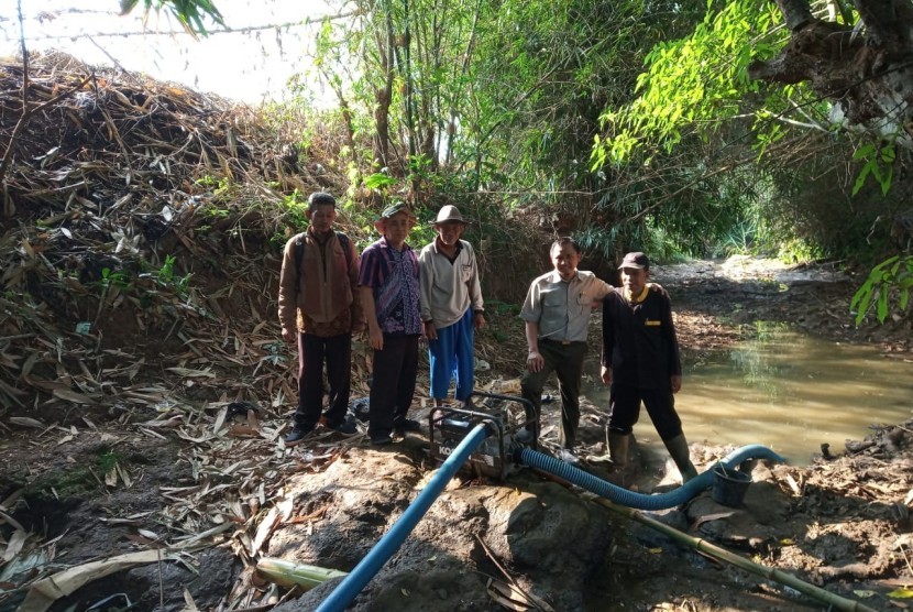 Kepala Dinas Pangan dan Pertanian Kabupaten Purwakarta, Agus Rachlan Suherlan, saat memantau proses pompanisasi yang dilakukan petani di Kecamatan Cibatu, Kamis (4/7). 