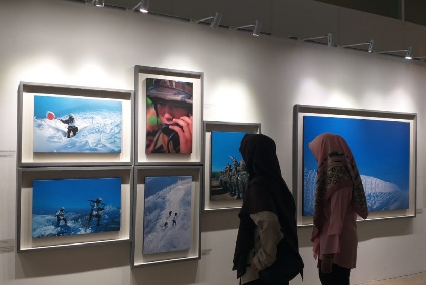 Para pengunjung menikmati foto hasil jepretan Choi Byung Kwan dalam pameran foto Demilitarized Zone (DMZ) di Museum Nasional, Jakarta, Kamis (4/7).