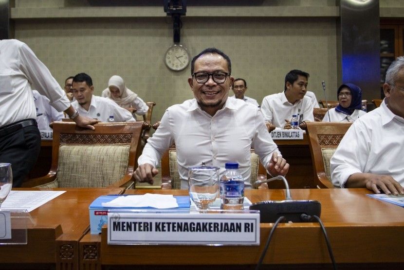 Menteri Ketenagakerjaan Muhammad Hanif Dhakiri (tengah) 