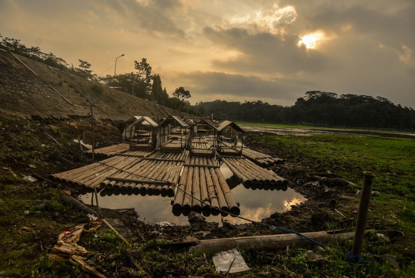 Sejumlah rakit ditambatkan ditepian Danau Situ Gede yang airnya mulai surut, di Kecamatan Mangkubumi, Kota Tasikmalaya, Jawa Barat, Kamis (4/7/2019).
