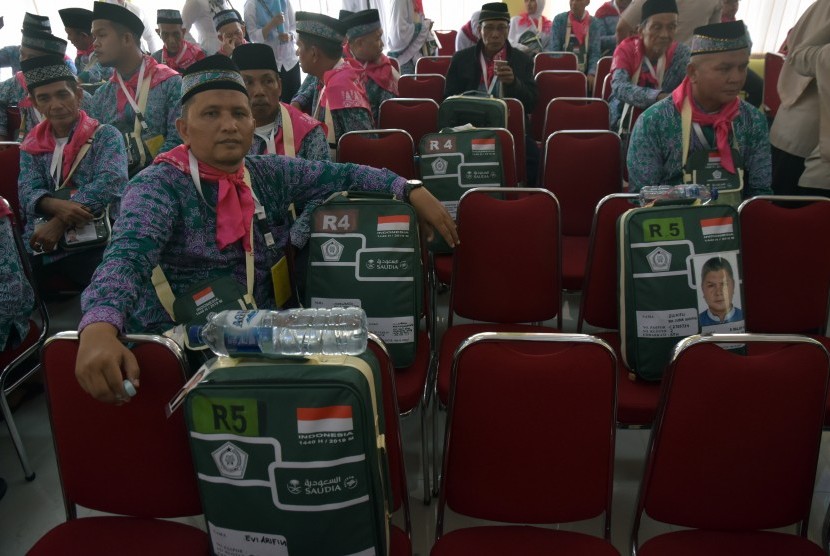 Jamaah calon haji (JCH) menunggu giliran pengurusan administrasi di Asrama Haji Antara Riau di Kota Pekanbaru, Jumat (5/7/2019). Kepulauan Riau Dapat Tambahan 47 Kuota Haji