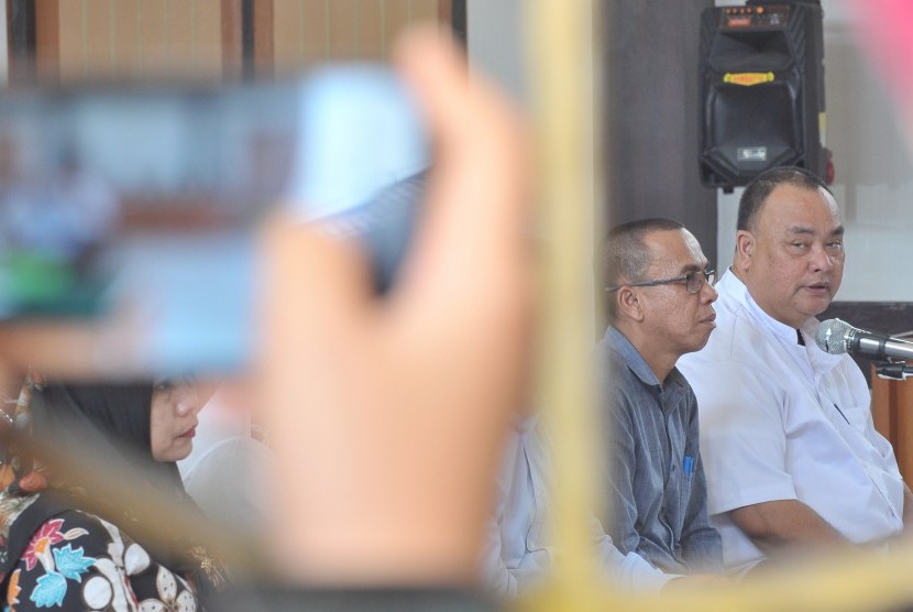 Ketua Komisi Pemilihan Umum (KPU) Palembang Eftiyani (kanan) dan rekannya komisioner Alex Barzili yang menjadi terdakwa mengikuti sidang perdana dugaan pidana Pemilu Palembang di Pengadilan Negeri Klas I Palembang, Sumsel, Jumat (5/7/2019).